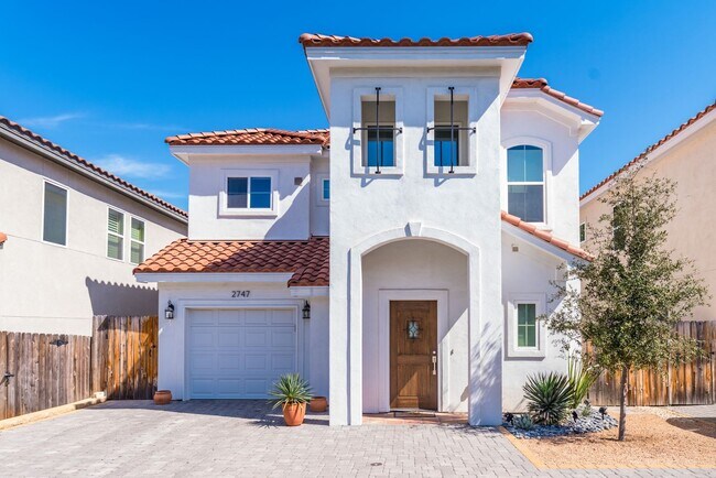 Building Photo - BEAUTIFUL PALLATIUM VILLAS 2-BEDROOM