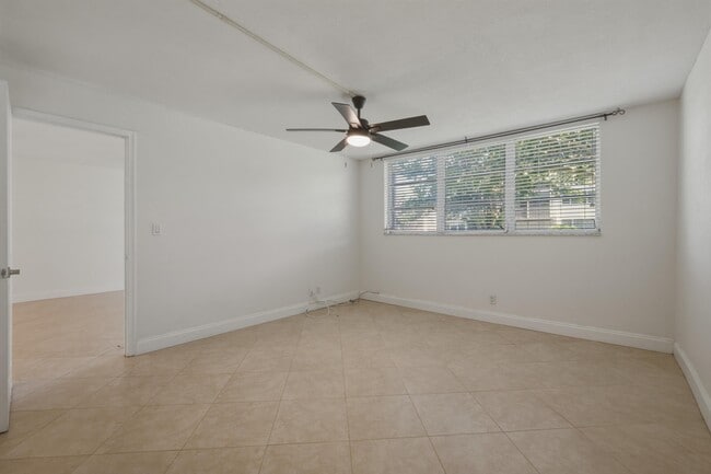 Building Photo - 681 S Hollybrook Dr