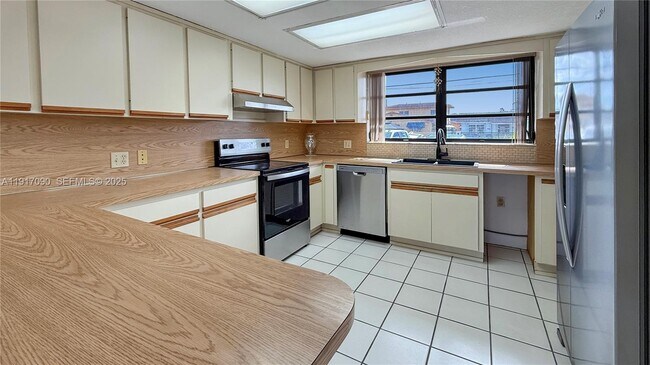 Building Photo - 8877 SW 36th St