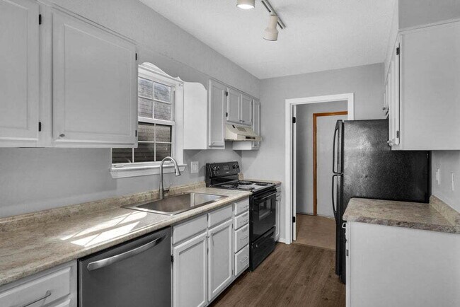 Building Photo - "Charming 3-Bed Home in Fort Walton Beach – Pet Friendly!"