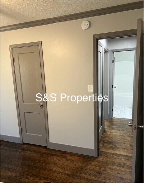 Building Photo - 5326 W 11th Pl