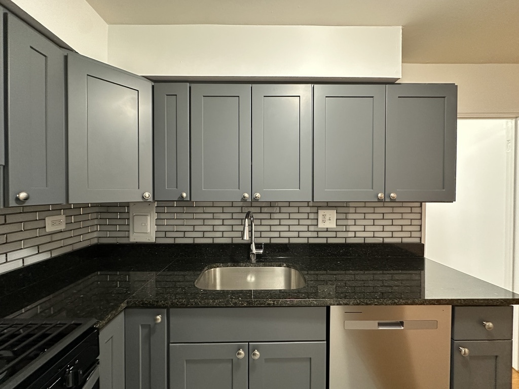 Building Photo - 1525 W Morse Ave