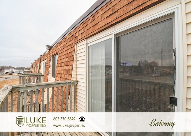 Building Photo - 405 S Sycamore Ave