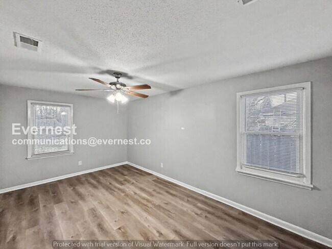 Building Photo - Limited Time Special Offer! / 3 Bed/2 Bath Home with Fenced Yard / Pet-Friendly