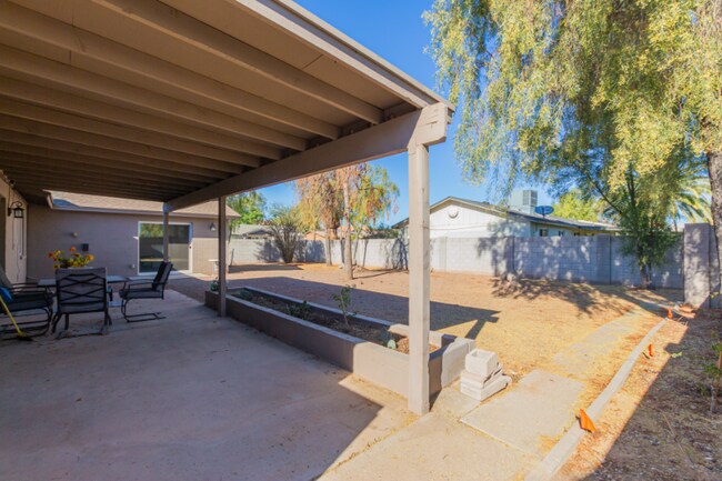 Building Photo - 3232 E Poinsettia Dr
