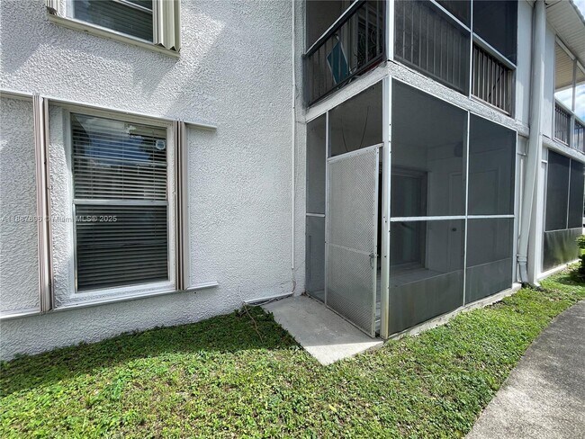Building Photo - 10361 N Kendall Dr