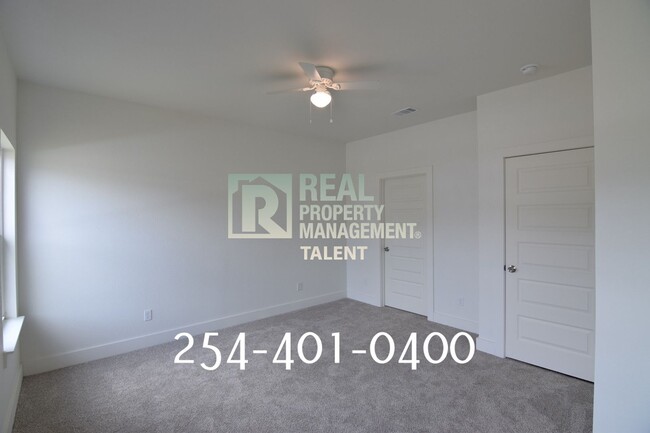 Building Photo - DISCOUNT RENT!!! Bedroom, 2.5 Bath/.5bath ...
