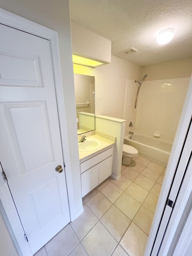 Building Photo - Lovely 2 Bedroom 2 Bathroom home in 55+ Ro...