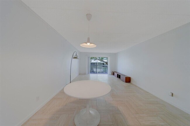 Building Photo - 2944 W Bay Dr