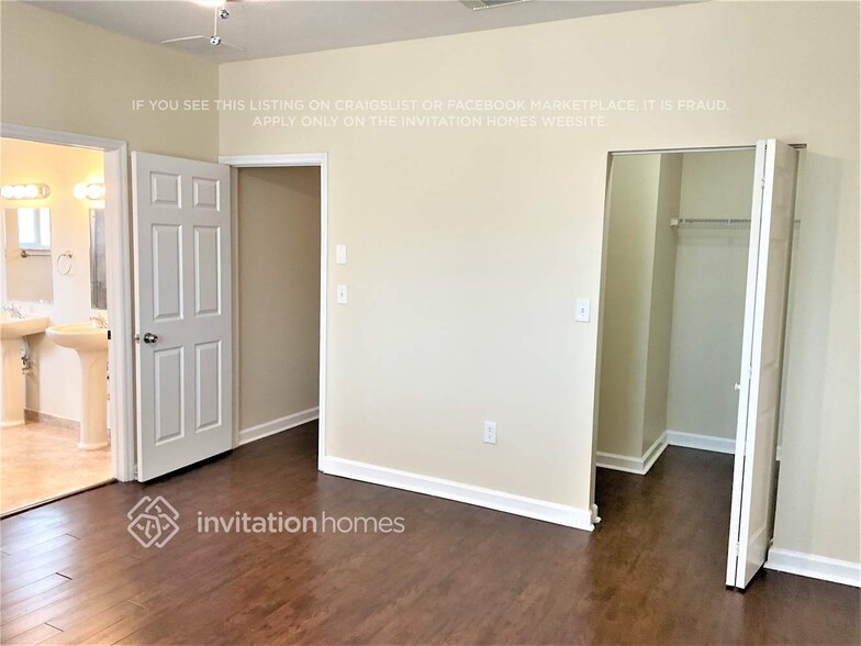 Building Photo - 4102 NE 25th Ct