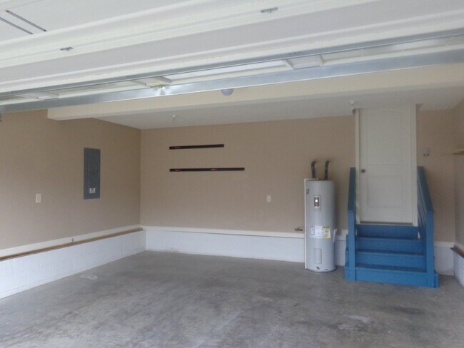 Building Photo - 3462 Southwood Dr