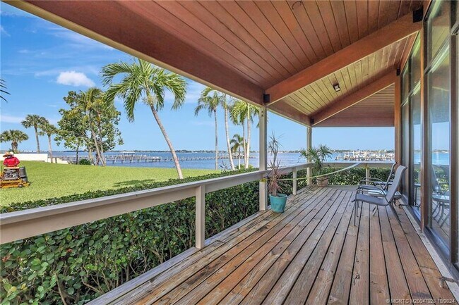 Building Photo - 150 SE Four Winds Dr