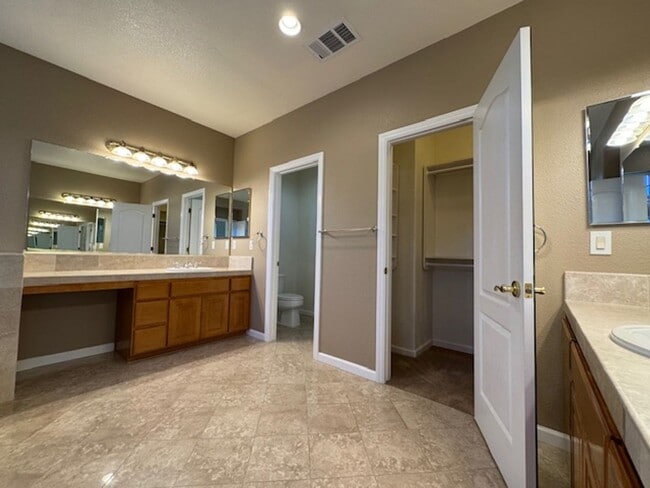 Building Photo - Gorgeous 5 bedroom + office, 4.5 bath Alam...
