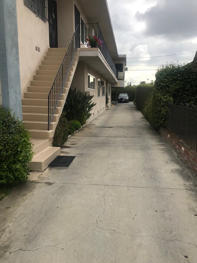 outdoor area - showing the first 2 steps to get to unit - 550 N Serrano Ave