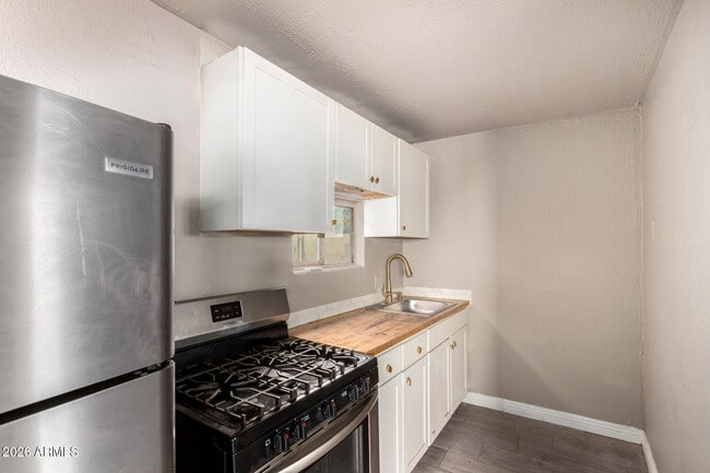 Building Photo - 2135 W Hadley St