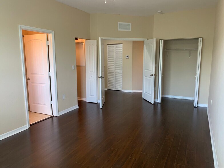 Building Photo - 3530 NW 29th Ct