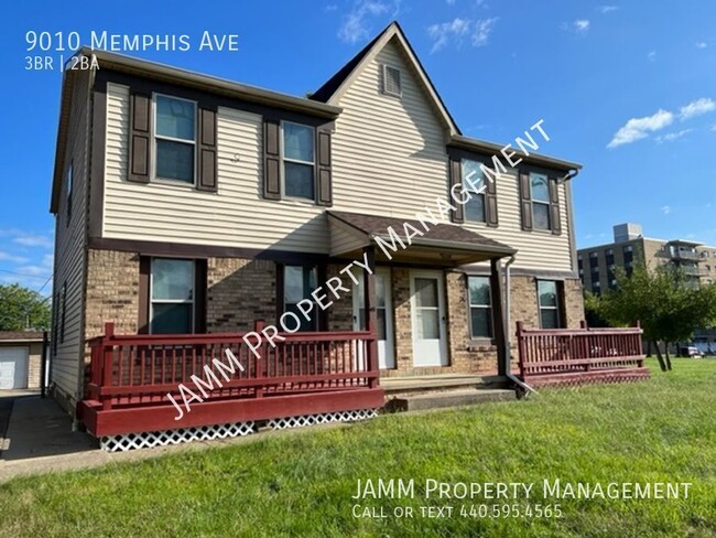 Primary Photo - 3 Bedrooms, 2 Bathrooms Townhome Charmer!