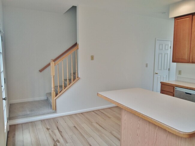 Building Photo - 3 Bed / 2 Bath Single Family Townhome