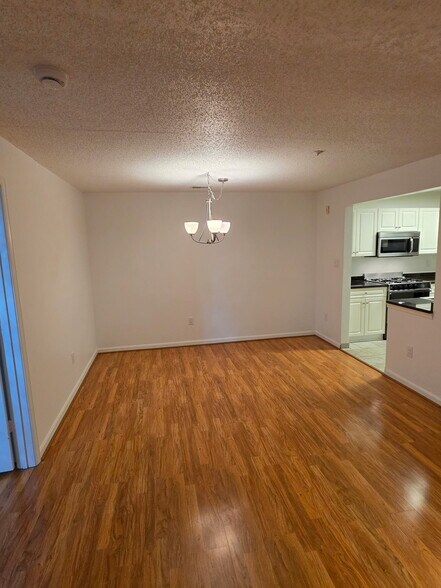 Building Photo - 10016 Vanderbilt Cir