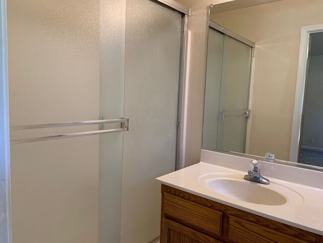 Building Photo - Updated 3 bedroom 2 bathroom close to Meri...