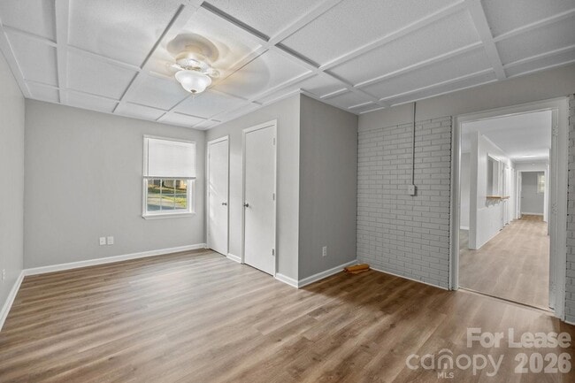 Building Photo - 4800 Maplecrest Dr