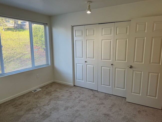 Building Photo - Stylish 2br/2.5ba Townhome with garage and AC in great Beaverton location