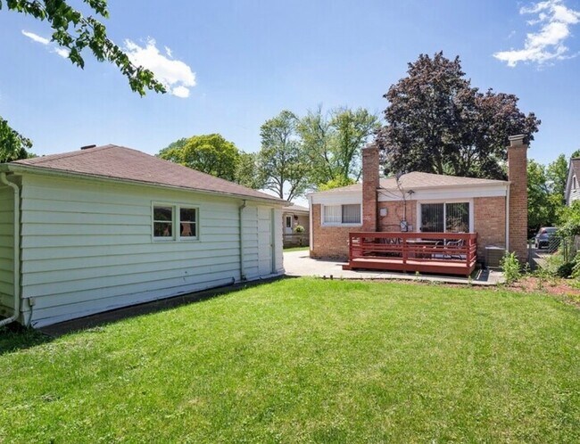 Building Photo - 716 Laramie Ave