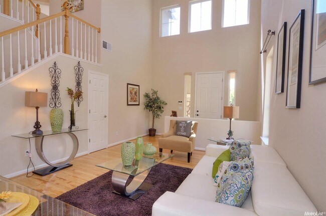 Building Photo - Wonderful Two Story Single House with Gorg...