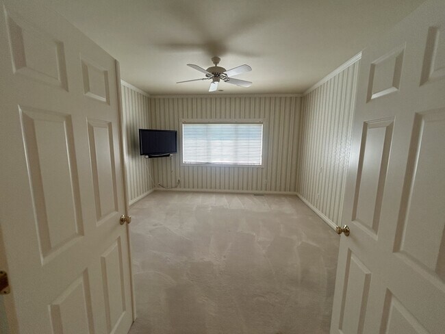 Building Photo - 560 E Maberry Dr