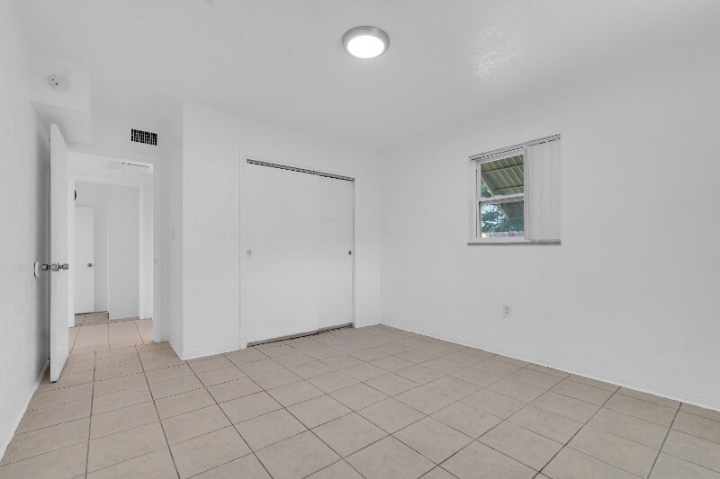 Building Photo - 2435 Plunkett St