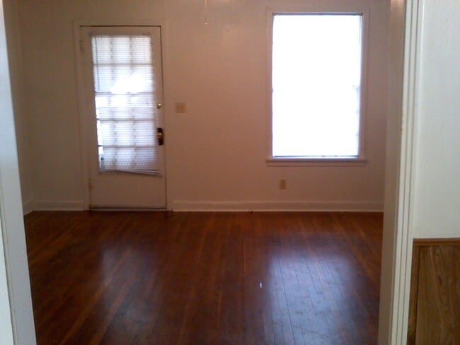 Building Photo - 224 Lister St