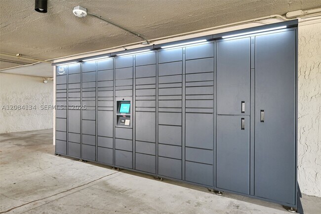 Building Photo - 801 N Venetian Dr