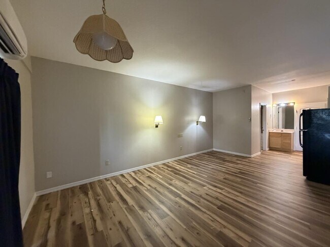 Building Photo - 2180 Country Club Dr