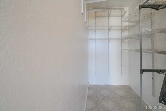 Building Photo - Move-In Ready 1-Bedroom 1 Bath Condo in Ce...