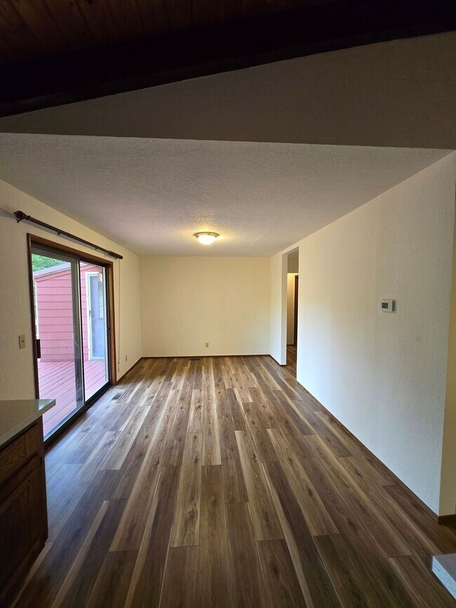 Building Photo - Riverfront Property 3 Bedroom 2 Bath in To...