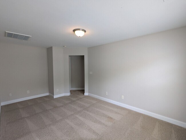 Building Photo - 4BR Main Floor Master, Huntersville
