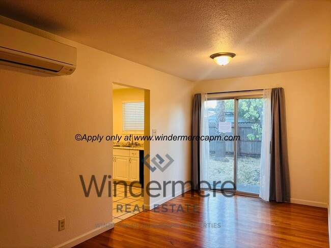 Building Photo - 2 bed/1 bath duplex in prime location! Wat...