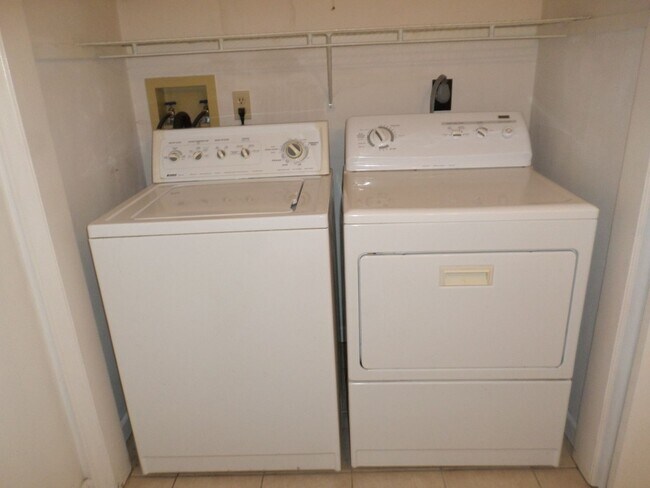 Building Photo - 3 Bedroom 2.5 Bath Duplex