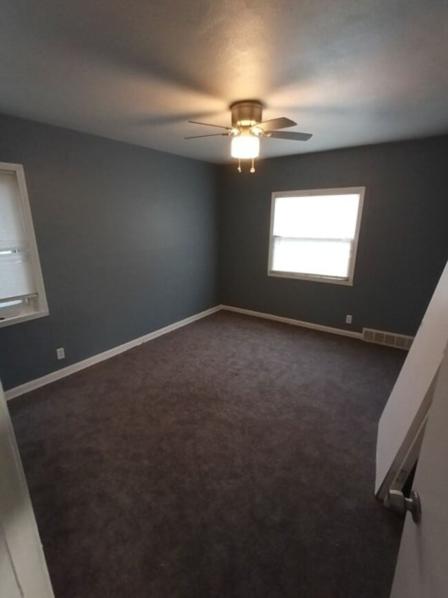 Building Photo - 4 bed, 1 bath bungalow NOW AVAILABLE!