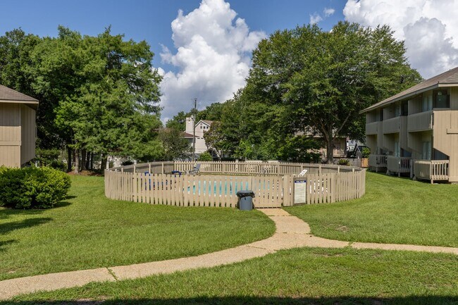 Building Photo - First floor condo available now! Pool views!