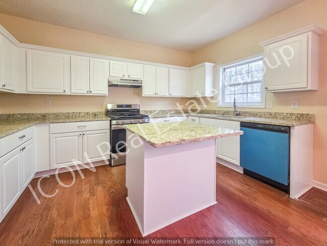 Building Photo - 4/2.5 home in a swim/tennis community