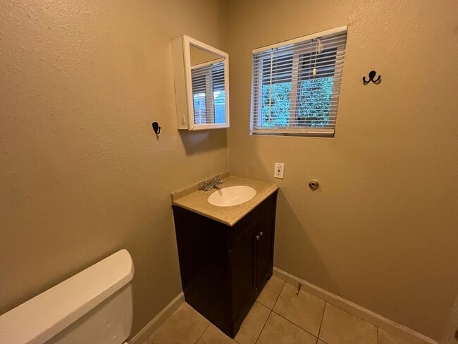 Building Photo - Updated and Bright 3 Bedroom 2 Bath Home in NE Portland (PDX/Columbia River)