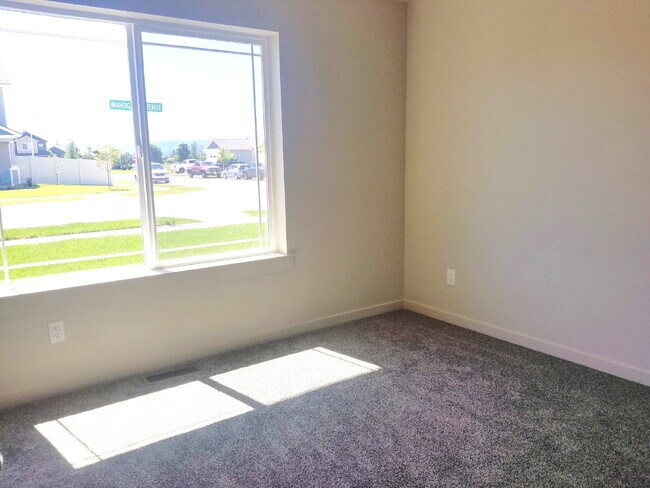 Building Photo - Newer house on corner lot of great neighbo...