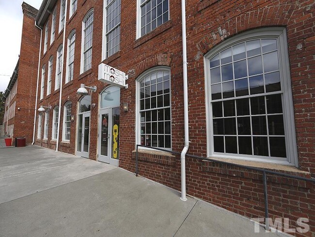 Building Photo - 807 E Main St