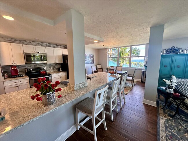 Building Photo - 1147 Hillsboro Mile