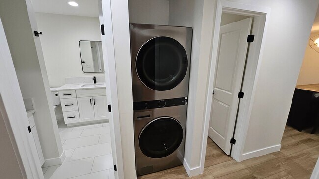 Building Photo - PLACE-NLO8655