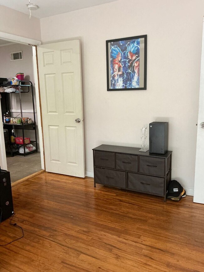 Building Photo - 3 bedroom 2 bathroom house conveniently lo...