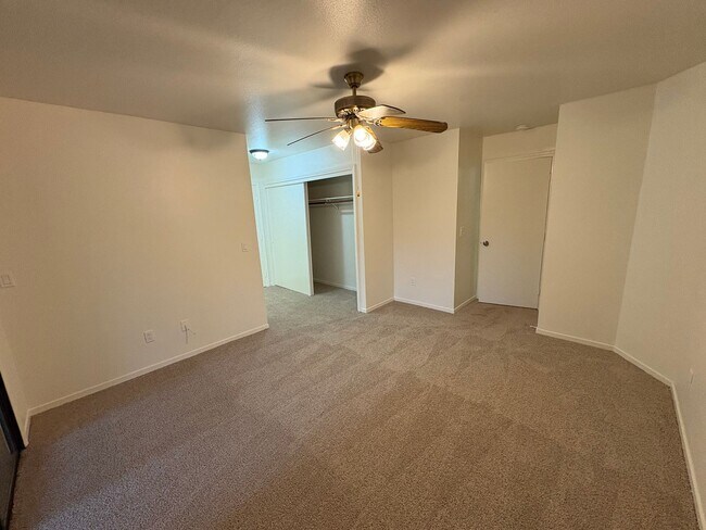 Building Photo - SW Visalia Home Available Now!