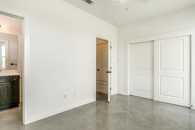 Building Photo - 3515 S Hills