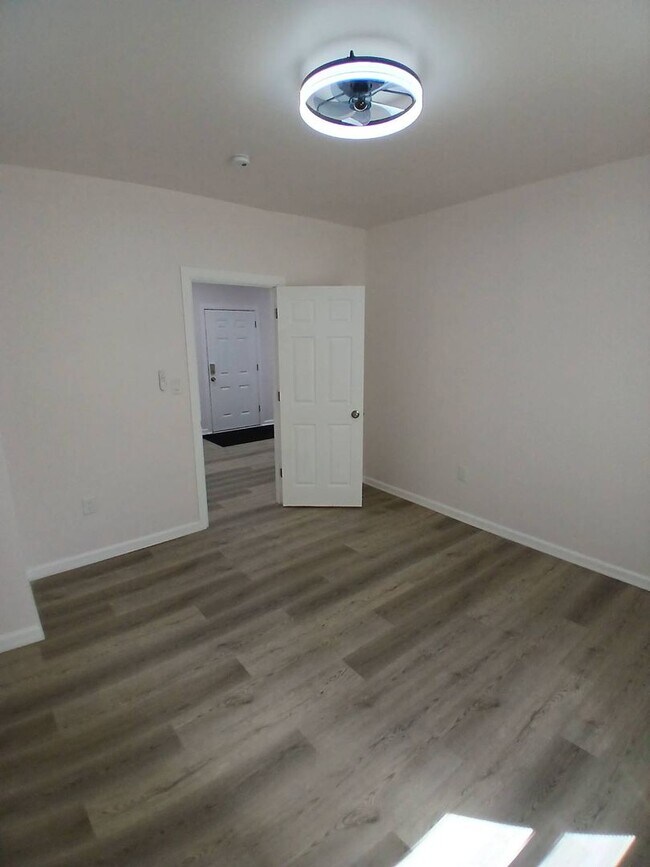 Building Photo - 6015 Hosmer Ave